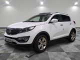 le 4x4 blanc est garé sur un carrelage à carreaux