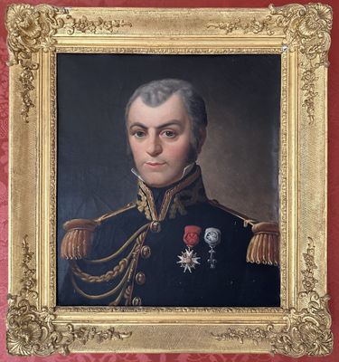 portrait d'un homme en uniforme militaire dans un cadre doré