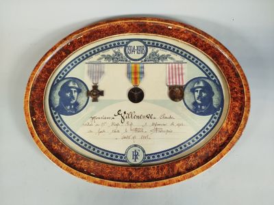 une plaque sur laquelle est fixée une médaille, accrochée au mur