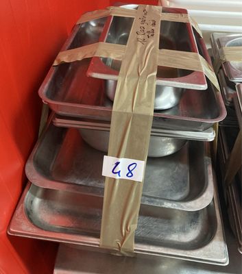 de nombreux plateaux de nourriture emballés dans du papier kraft