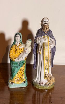 deux figurines d'un homme et d'une femme sur une table