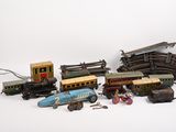 de nombreux petits trains et petites voitures posés sur une surface blanche