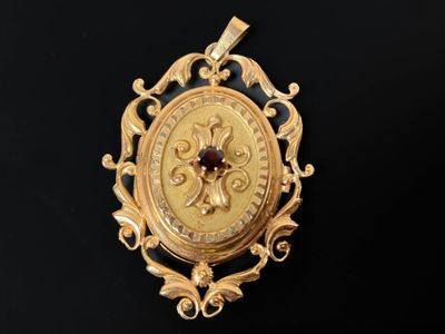 Pendentif souvenir en or serti au centre d'un grenat.