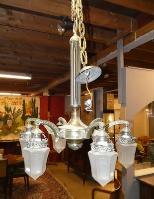 un lustre suspendu au plafond d'une pièce