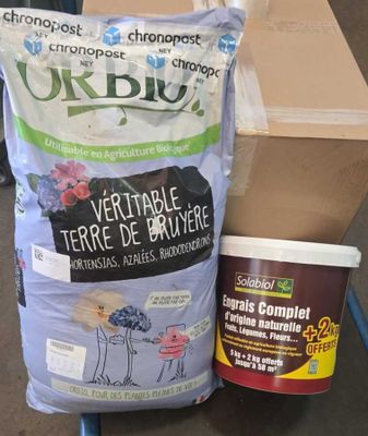 1556 / Lot de 2 articles jardinage : Terre de bruyère …