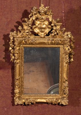 un miroir accroché au mur avec un cadre doré