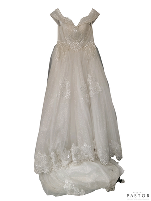 une robe de mariée exposée sur un présentoir pour mannequin