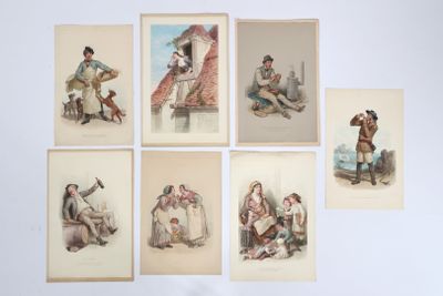 plusieurs tableaux représentant des personnes assises sur un canapé dans une pièce
