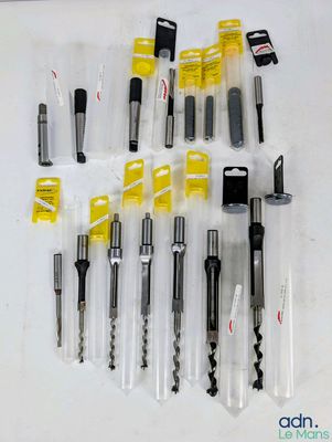 un grand nombre d'outils posés sur la table