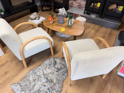 plusieurs chaises et une table dans un salon avec une cheminée