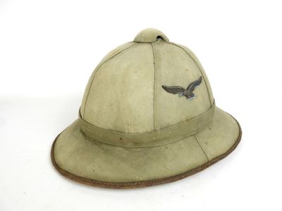 un vieux casque orné d'un aigle sur le côté