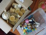 une boîte remplie de tasses et de théières posée sur une table