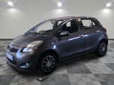 la petite voiture est garée sur un sol en damier dans le garage