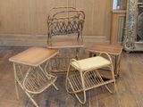 trois chaises et une table dans une pièce où se trouve un miroir