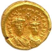 une pièce d'or surmontée d'une couronne