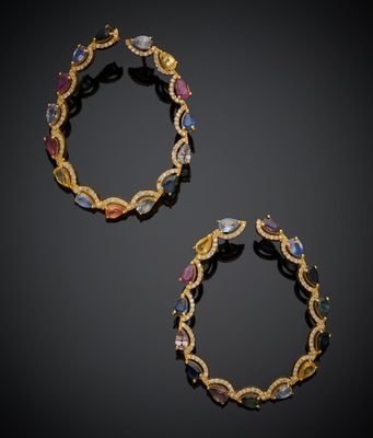 une paire de boucles d'oreilles créoles en or, saphir et diamant