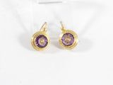 une photo d'une paire de boucles d'oreilles ornées d'améthoreate et de diamants