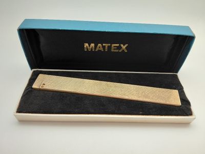 l'image d'une montre dans une boîte sur une surface blanche