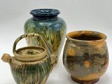 deux vases placés l'un à côté de l'autre