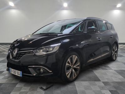 une voiture noire garée sur le sol en damier d'un garage
