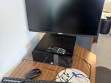 un bureau d'ordinateur avec un clavier, une souris et un écran