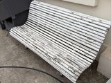 un banc placé devant une fenêtre