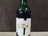 une bouteille de vin posée sur une table