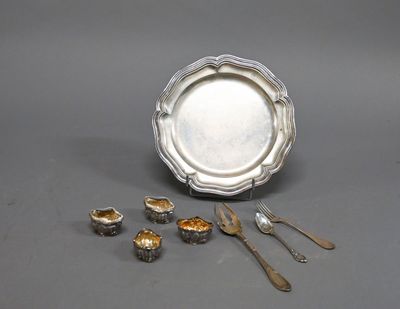 un plateau en argent avec des cuillères, des fourchettes et une assiette en argent