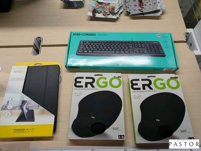 un bureau sur lequel se trouvent un clavier, une souris et d'autres objets