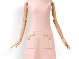 le mannequin porte une robe rose ornée de boutons