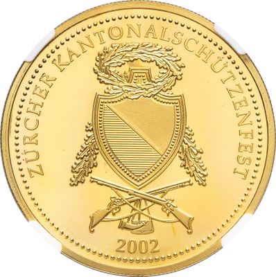 gros plan d'une pièce d'or portant des armoiries