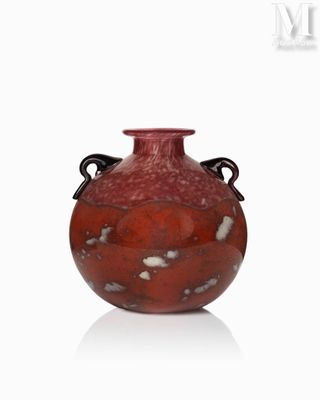 un vase rouge à deux anses posé sur une surface blanche