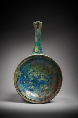 un vase vert et bleu posé sur une table