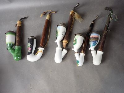 Plusieurs brosses à dents sont alignées sur une table
