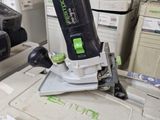 une photo d'une machine posée sur une boîte