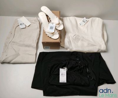 trois paires de chaussures et un pantalon posés sur une table
