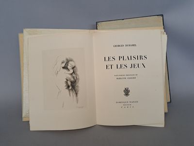 un livre ouvert sur lequel figure le dessin d'une femme