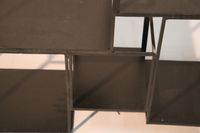 *Etagère murale déstructurée, en métal laqué noir à tablette… (photo 4)