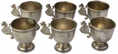 six tasses en argent avec des anses, sur fond blanc