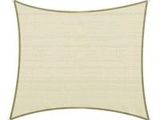 un gros plan d'une voile d'ombrage beige sur fond blanc