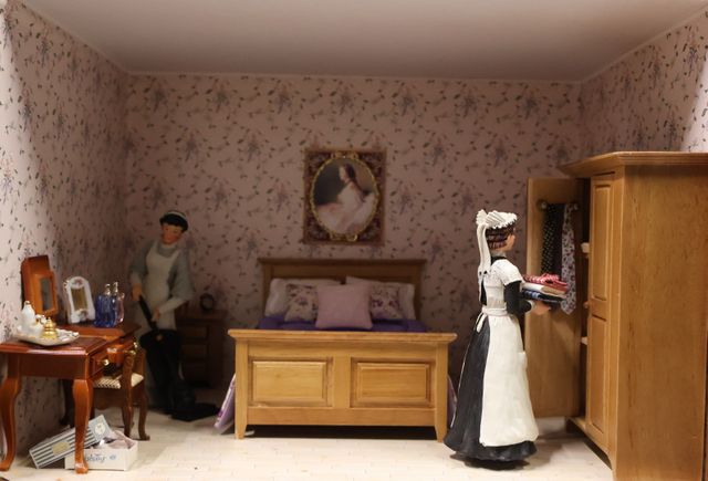 Diorama. Composition miniature, dans une vitrine en bois, vitre e...
