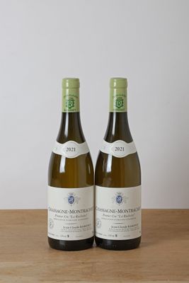 deux bouteilles de vin posées l'une à côté de l'autre sur une table en bois