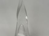 un vase en verre transparent contenant une bougie