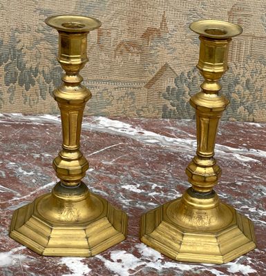 Paire de bougeoirs en bronze doré, monogramme sous couronne …