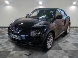 une photo d'une Nissan Juke noire est posée sur un sol à damier