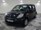 la photo d'une petite voiture noire garée dans un garage
