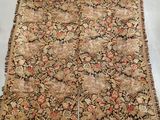un grand tapis persan ancien, orné d'un motif floral et de franges