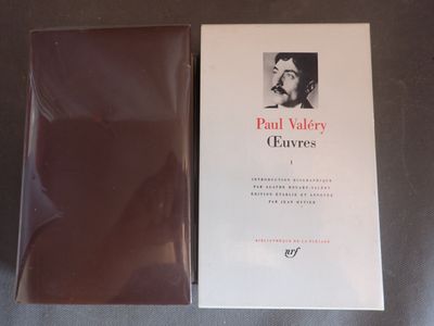 un livre sur lequel figure l'image d'une femme assise sur une table