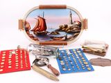 une photo d'une valise remplie d'objets
