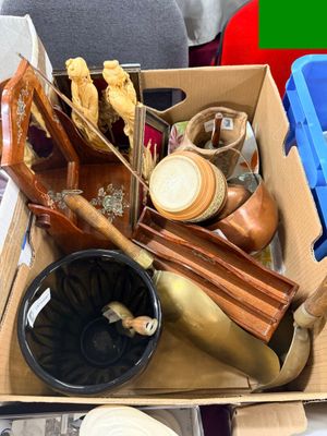 une boîte remplie d'objets assortis posée sur une table